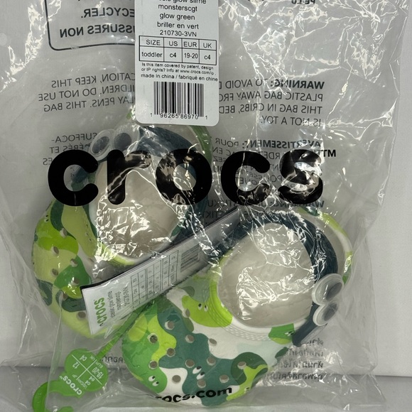 CROCS Toddlers’ Green and White Camo Slippers - Picture 9 of 10